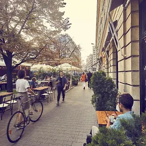 Kwatera prywatna Between Us, Warszawa